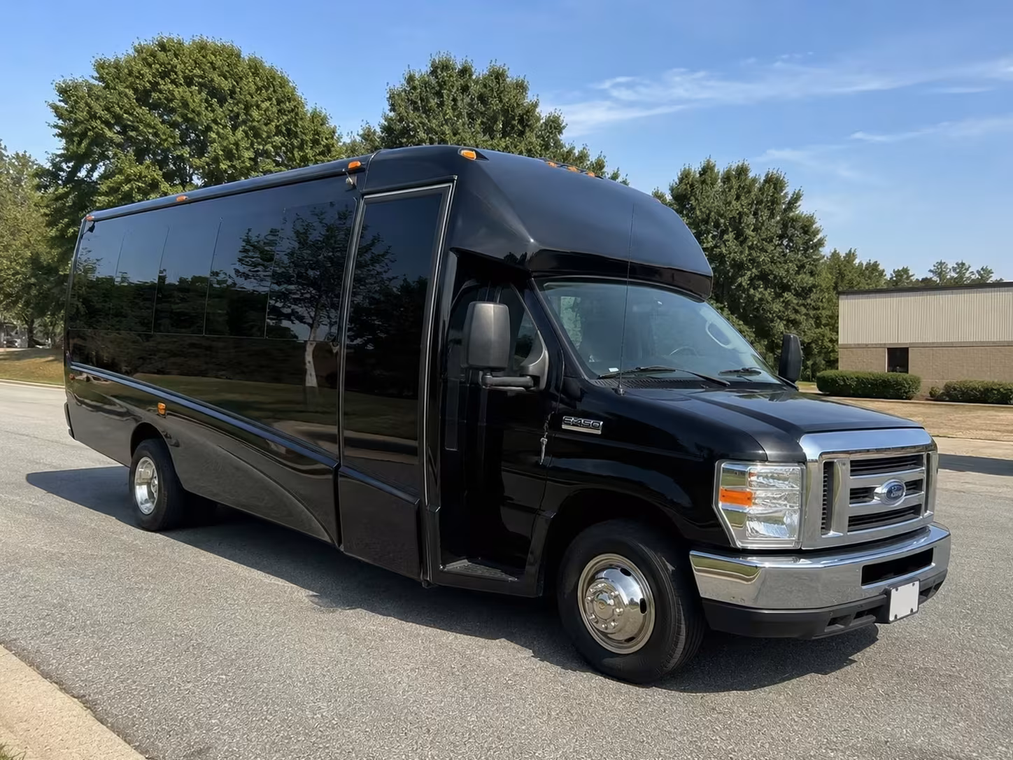 roanoke minibus rentals to roa airport for corporate groups